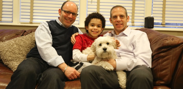 Jeff Friedman (à esq.) e Andrew Zwerin, com o filho do casal, Joshua, 9, na casa da família, em Nova York