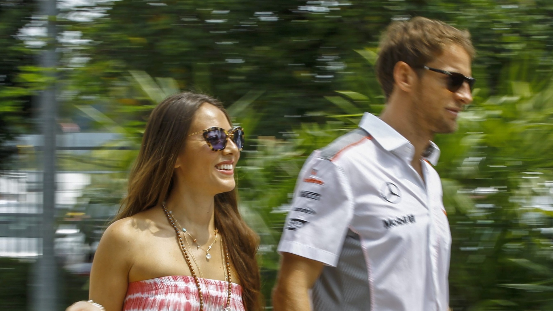 24mar2013---jenson-button-chega-ao-circuito-de-sepang-acompanhado-pela-namorada-a-modelo-jessica-michibata-1364113800938_1920x1080.jpg