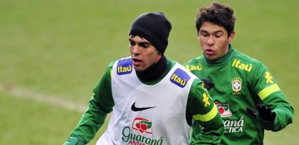 Osvaldo treina ao lado de Kaká na seleção brasileira