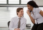 Você sabe os limites da amizade no trabalho?  (Foto: Thinkstock)