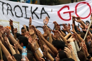 Yannis Behrakis/Reuters Estudantes participam de protesto contra a Troika (formada pela Comissão Europeia, Banco Central Europeu e Fundo Monetário Internacional) em frente ao palácio presidencial em Nicosia, no Chipre
