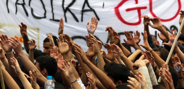 Estudantes protestam contra a troika (Comissão Europeia, Banco Central Europeu  e FMI) em frente ao palácio presidencial em Nicósia, no Chipre