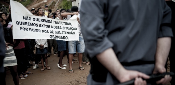 Policiais realizam operação de reintegração de posse na ocupação Pinheirinho 2, na avenida Bento Guelf, em Iguatemi, zona leste de São Paulo. A polícia chegou a iniciar a ação, mas suspendeu a operação