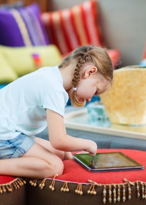 Uso excessivo de tablet tem prejudicado aprendizado das crianças, diz associação britânica