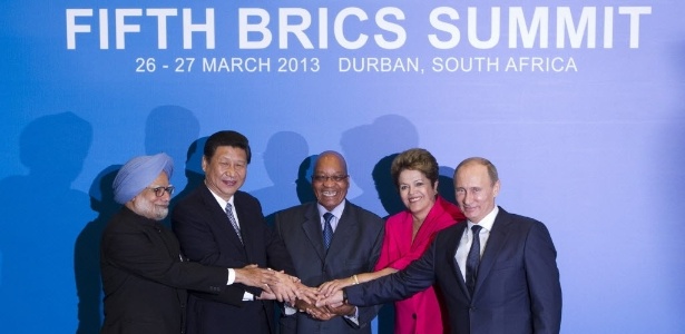 Chefes de Estado do Brics (Brasil, Índia, China e África do Sul) durante o encontro na África do Sul. Da esquerda para a direita: premiê da Índia, Manmohan Singh, presidente da China, Xi Jinping, presidente da África do Sul, Jacob Zuma, presidente do Brasil, Dilma Rousseff e presidente da Rússia, Vladimir Putin