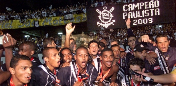Corinthians comemora título do Paulista-2003 sobre o São Paulo