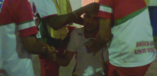 Murilo é amparado pelos seus companheiros ainda no estádio em Sergipe