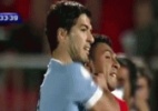 Uruguaio soca rival durante jogo contra o Chile, mas árbitro não vê; assista  (Foto: Reprodução)