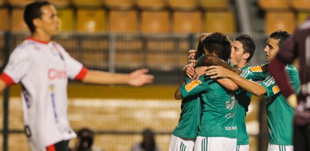 30mar2013---jogadores-do-palmeiras-comem