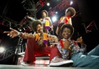 Garotos cantam e dan�am como Michael Jackson em musical