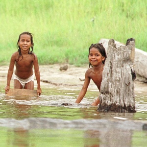 Crianças da aldeia ticuna brincam no Rio Solimões, no Amazonas; os ticunas são uma das tribos afetadas pelas mudanças climáticas