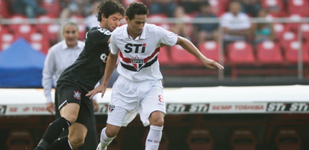 Alexandre Pato e Ganso disputam a bola durante clássico entre São Paulo e Corinthians no Morumbi