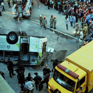 2.abr.2013 - Bombeiros resgatam vítima de queda de micro-ônibus que caiu do viaduto Brigadeiro Trompowski