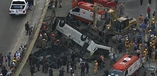 O ônibus caiu do viaduto Brigadeiro Trompowski na pista lateral da avenida Brasil