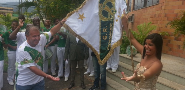 Zico mostrou certa timidez, mas acompanhou a porta-bandeira da escola no samba