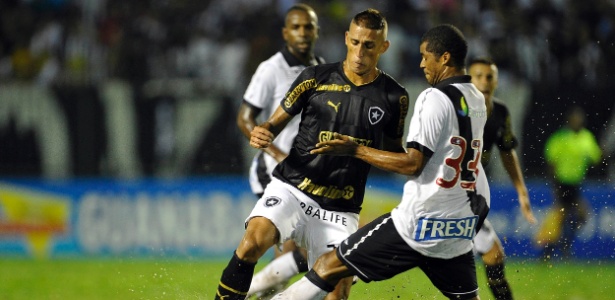 Renato Silva tenta desarmar Rafael Marques; time vive má fase na temporada 2013
