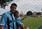 Jogador de vôlei do Canoas leva filho fã de Kleber a treino do Grêmio