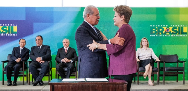 3.abr.2013 - A presidente Dilma Rousseff cumprimenta o novo ministro dos Transportes, César Borges (PR)