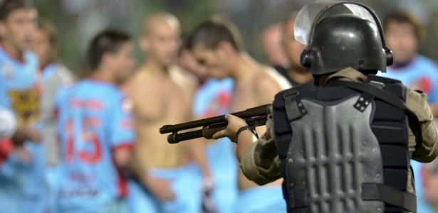 Policial aponta arma para jogadores do Arsenal de Sarandi após confusão