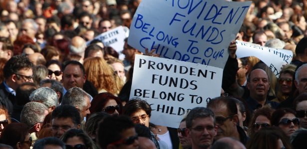 Mais de mil bancários cipriotas protestaram na última quinta-feira (4) para pedir a proteção de seus fundos de pensão e empregos, sob ameaça com a crise financeira do Chipre 