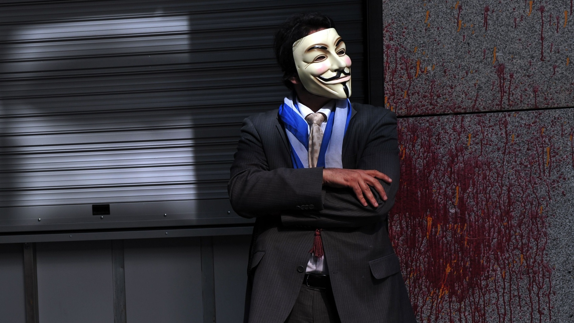 4.abr.13 - Manifestante mascarado fica em frente ao Ministério das Finanças em Atenas, à espera de de representantes da Troika (composta pela União Europeia, Banco Central Europeu e Fundo Monetário Internacional)