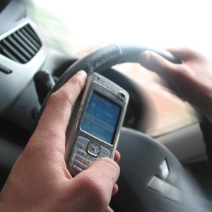 O ato de comer ao volante triplicou o risco de acidentes e o uso de SMS quadruplicou-o