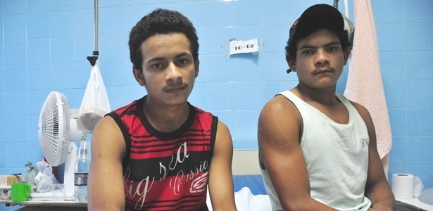 Da esquerda para direita, os irmãos Valdeci (picado pela cobra) e Lindomar, em hospital em Altamira 