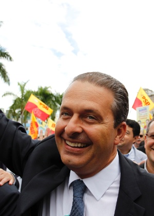 Eduardo Campos, cotado como candidato do PSB à Presidência em 2014, acena ao chegar a evento 