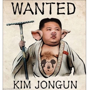 Legenda da imagem do líder Kim Jong-Un publicada indevidamente no Flickr dizia (em inglês): 'Ameaçando a paz mundial com armas nucleares e gastando dinheiro enquanto mata as pessoas de fome'