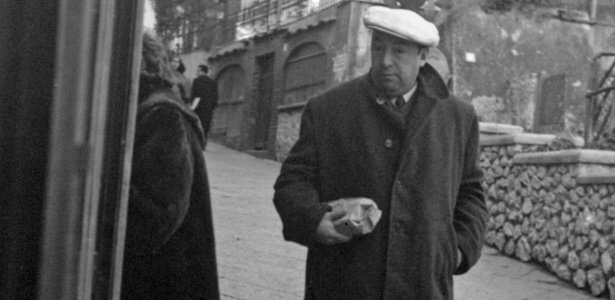 14.fev.1952 - O poeta Pablo Neruda em Capri, Itália