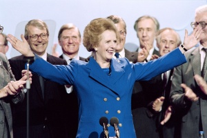 Margaret Thatcher recebe aplausos após conferência do Partido Conservador britânico em Blackpool, Inglaterra.  Imagem de 13/10/1989 - 