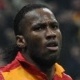 F&atilde; invade treino, d&aacute; "carrinho" em Drogba e apanha da seguran&ccedil;a