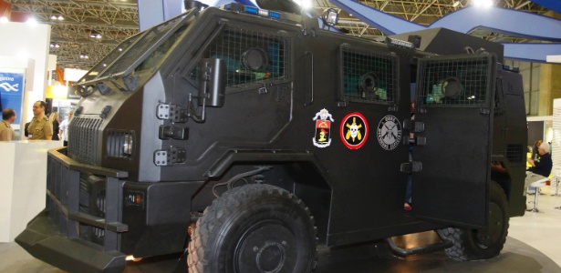 Modelo do novo caveirão adquirido pelo governo do Rio de Janeiro é exibido na Feira Internacional de Defesa e Segurança