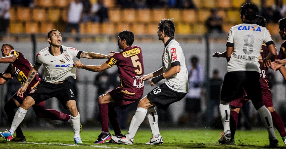  - 10abr2013---guerrero-do-corinthians-e-puxado-dentro-da-area-por-jogador-do-san-jose-1365647500526_956x500