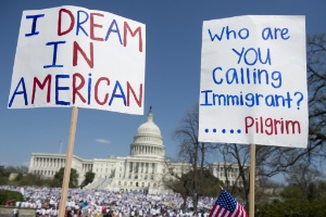 10.abr.2013 - Milhares de manifestantes se reúnem em frente ao Congresso dos Estados Unidos, em Washington, em protesto contra a deportação de imigrantes que residem em condição ilegal no país