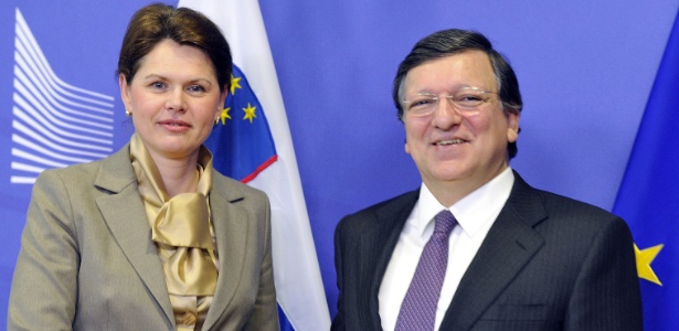 Primeira-ministra eslovena Alenka Bratusek (à esq.) cumprimenta o presidente da Comissão europeia Jose Manuel Barroso (à dir.) em reunião realizada na sede da União europeia em Bruxelas