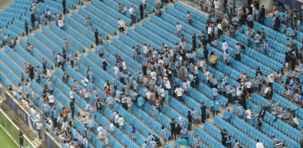 Torcida do Grêmio se aglomera no local onde o rojão explodiu na Arena 