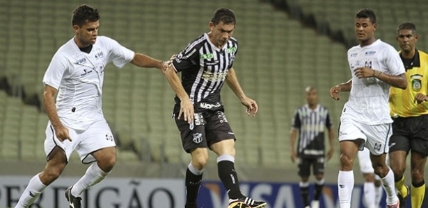 10.abr.2013 - O atacante Mota, do Ceará, voltou a ser titular na partida contra o Ceilândia