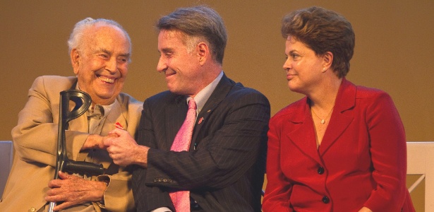 6.abr.2012 - O empresario Eike Batista e a presidente Dilma Roussef, junto com o pai do empresario, Eliezer Batista, em evento de celebracao do inicio da producao de petroleo da OGX