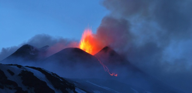O vulcão Etna expele lava durante erupção na Sicília, Itália, em abril de 2013