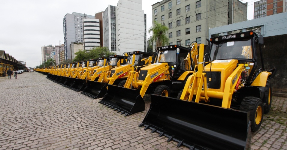  - 12abr2013---tratores-estacionados-em-fila-no-cais-maua-no-centro-historico-de-porto-alegre-nesta-sexta-feira-12-as-maquinas-foram-entregues-oficialmente-nesta-sexta-pela-presidente-dilma-rousseff-1365797126887_956x500