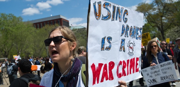 13.abr.2013 - Manifestantes carregam cartazes em frente à Casa Branca, sede do Governo dos Estados Unidos, contra o uso de Drones (aviões não tripulados que atiram mísseis) contra militantes islâmicos 