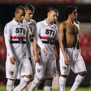 jogadores-do-sao-paulo-deixam-o-gramado-