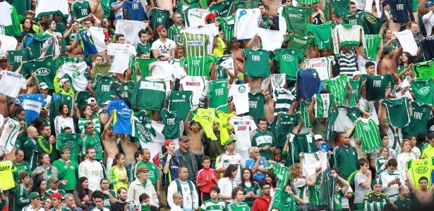 Organizadas do Palmeiras dominam setor visitante da Vila Belmiro