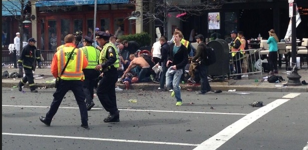 Espectadores são socorridos após explosões na maratona de Boston, nos Estados Unidos