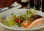 Salmão ao Molho Tártaro com Picles e Legumes Salmão ao Molho Tártaro com Picles e Legumes