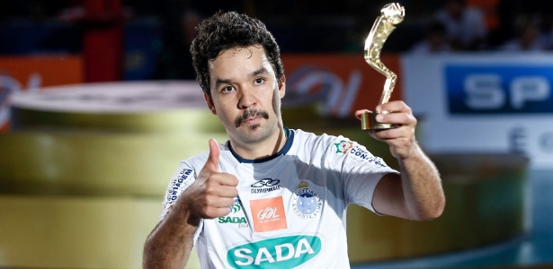 William Arjona, levantador do Cruzeiro, mostra o prêmio de melhor da posição na Superliga