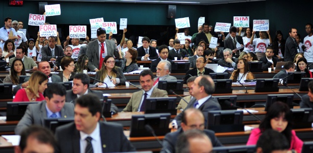 Um grupo de cerca de 50 pessoas protestou na manhã desta quarta-feira (17) dentro da sala onde acontece a sessão da CCJ (Comissão de Constituição, Justiça e Cidadania) da Câmara dos Deputados. Eles pedem a saída dos deputados José Genoino (PT-SP) e João Paulo Cunha (PT-SP) da comissão