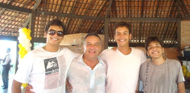 Na foto, Eduardo Meneghel Barcellos da Costa (à direita) com os irmãos e o pai