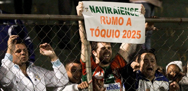 Torcedor do Naviraiense exibe faixa durante partida contra a Portuguesa